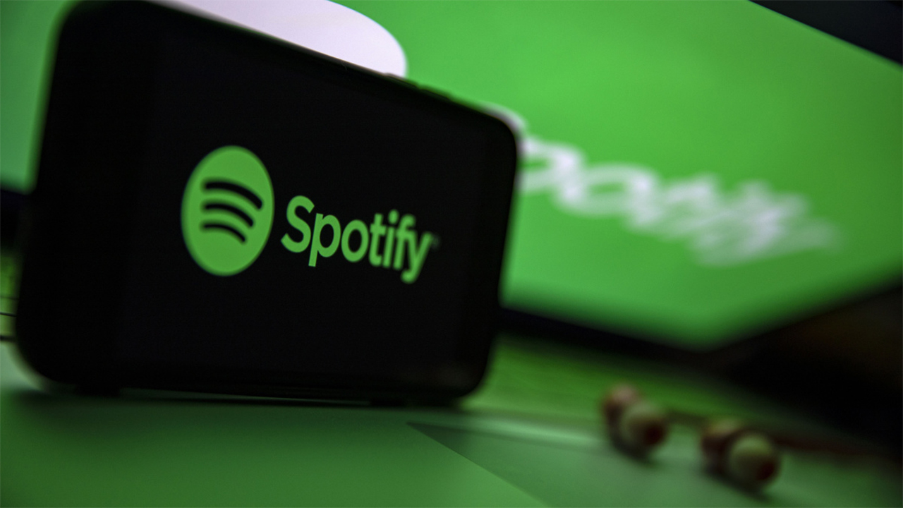 Spotify Premium, new features, playback controls, interface updates, Play Queue, Shuffle, Smart Shuffle, Repeat, Sleep Timer, song suggestions, Hide button, Snooze option, playlist editing, Add, Sort, Edit, collaborative playlists, Blend lists, Jam, AI Playlist, user experience, music streaming, premium features
