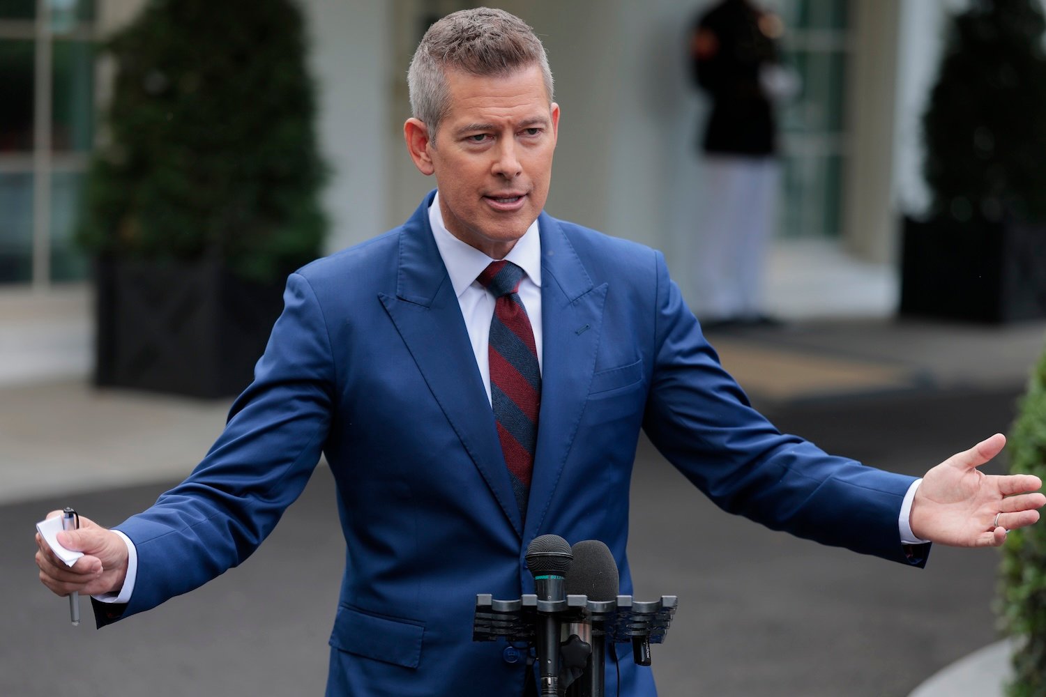 Newark Airport, radar outage, air traffic control, FAA, Philadelphia TRACON, Sean Duffy, Transportation Secretary, Donald Trump, air traffic control systems, infrastructure, funding, Congress, delays, trauma leave, mental health support, telecommunications outage
