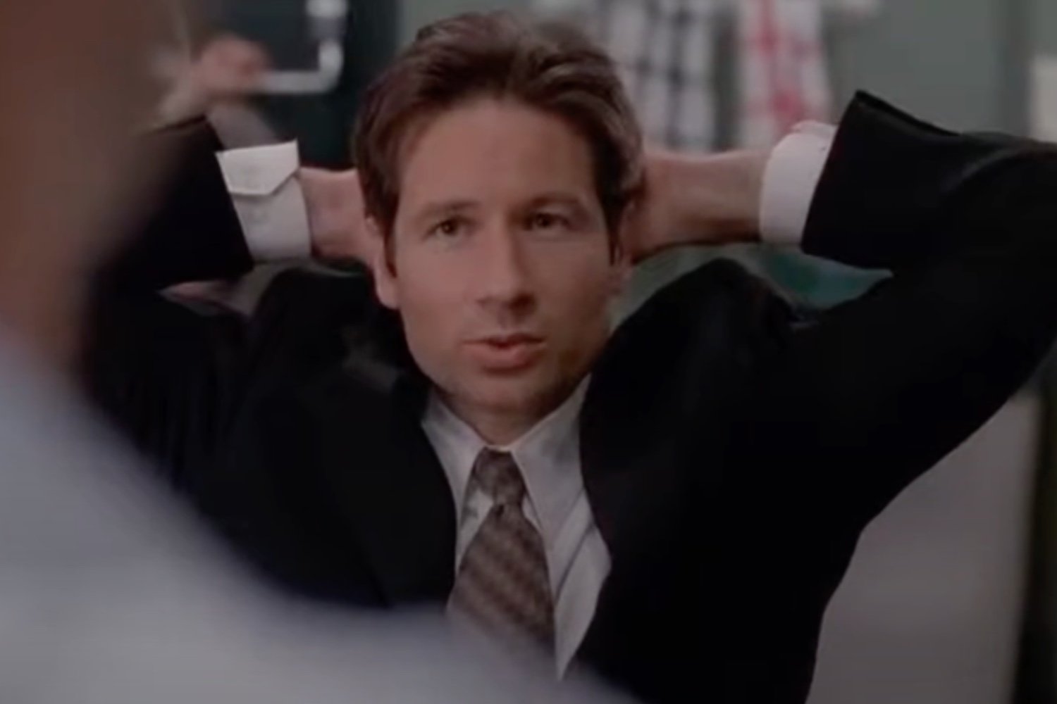 The X-Files, Folie à Deux, Season 5, Mulder, Scully, Fox Mulder, Gillian Anderson, David Duchovny, Vince Gilligan, Kim Manners, monster of the week, telemarketing, conspiracy, FBI, Skinner, paranoia, mental health, supernatural, science fiction, television, Hulu
