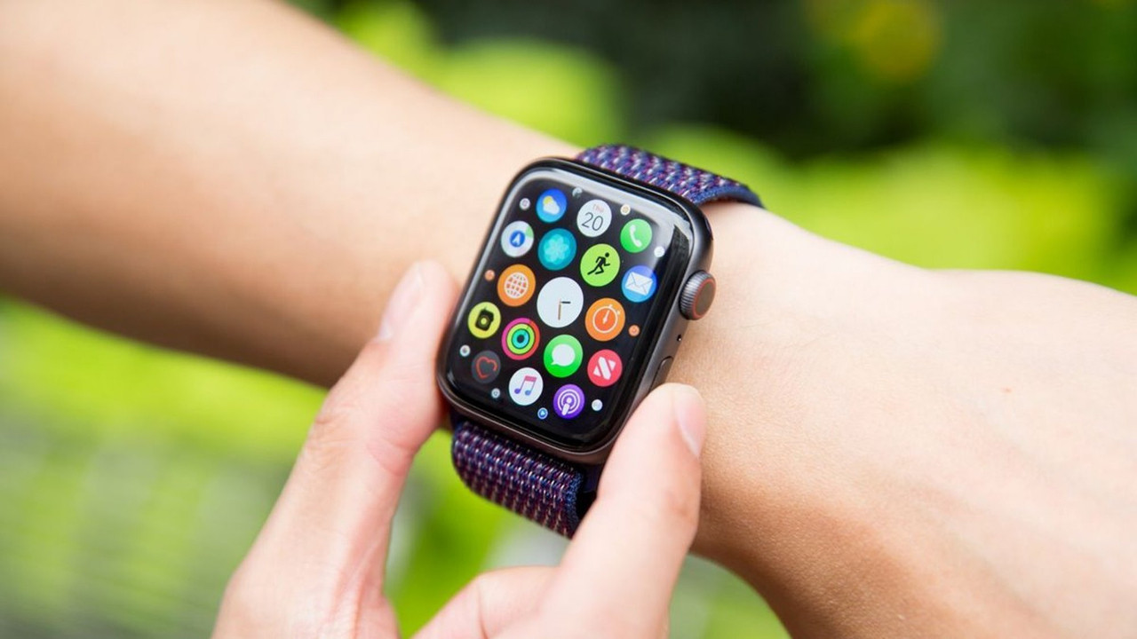 Apple Watch, sales decline, wearable technology, smartwatch market, Apple, innovation, health features, fitness features, product renewal, market trends, competitive analysis, virtual reality, artificial intelligence, consumer behavior, market leadership
