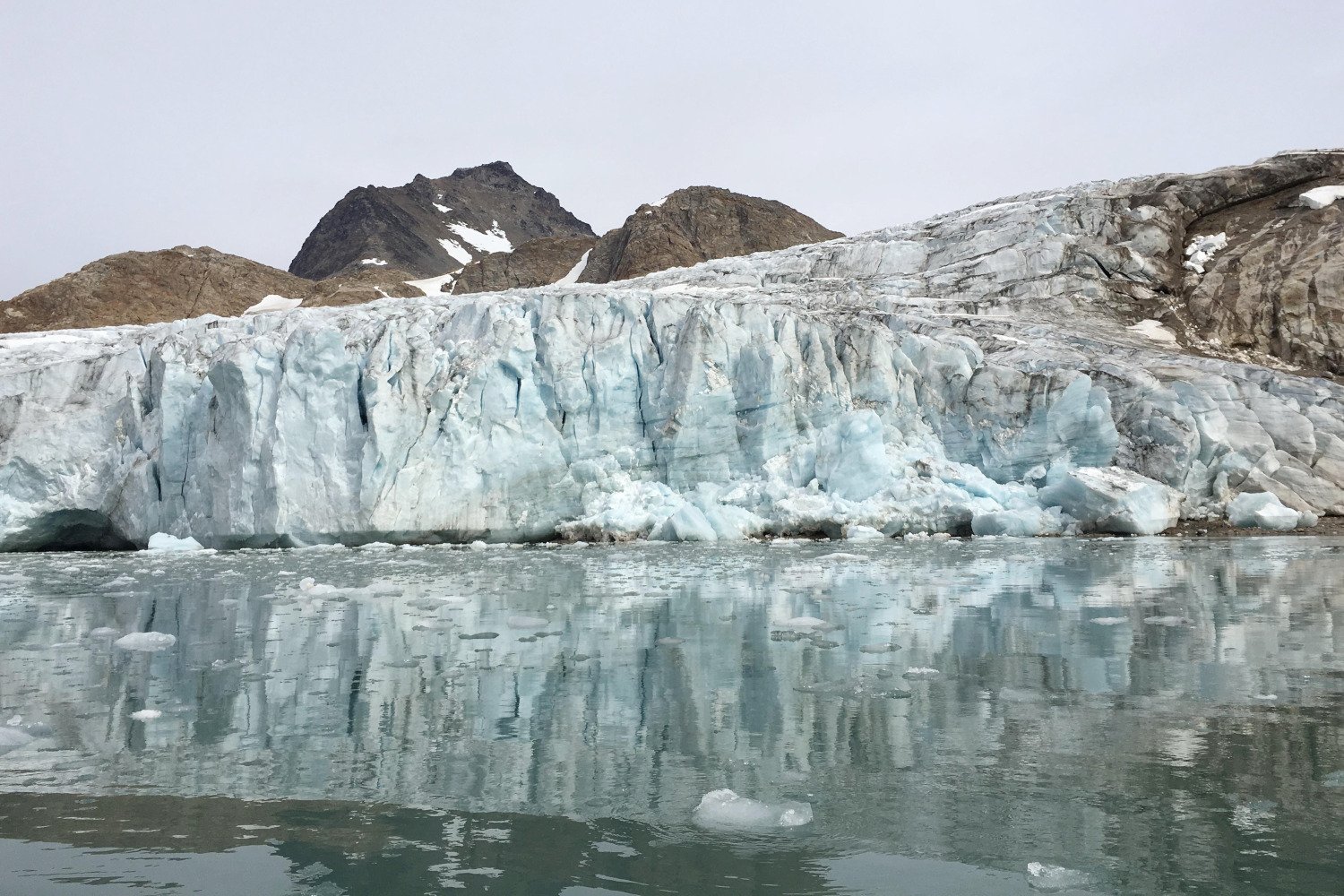 Climate change, data visualization, lake freezing, binary data, climate apathy, public perception, environmental communication, scientific communication, climate stripes, global warming, Princeton University, Nature Human Behavior, research study, weather-related disasters, climate solutions
