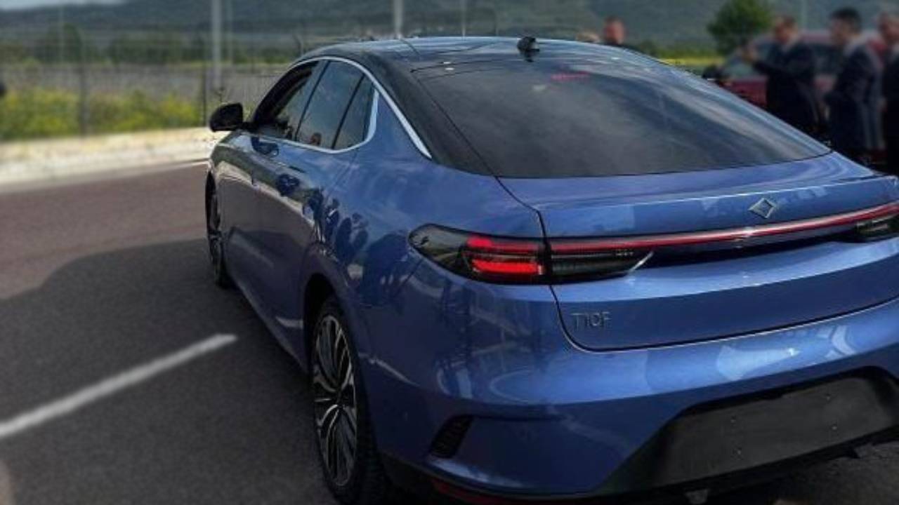 Togg, T10F, fastback, electric car, new color, blue T10F, automotive, Turkish car, electric vehicle, EV, car review, car news, Togg color options, T10F release date, Togg sales, car design, automotive design
