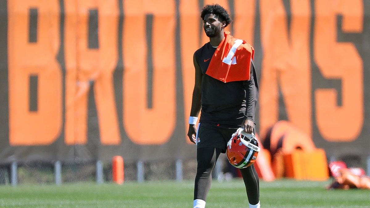 Shedeur Sanders, Cleveland Browns, NFL Draft, Rookie Minicamp, Jersey Number, DeAndre Carter, Donald Trump, NIL Deals, Quarterback, Deshaun Watson, Joe Flacco, Dillon Gabriel, Kenny Pickett, Kevin Stefanski, College Football, Colorado, Fox News Sports
