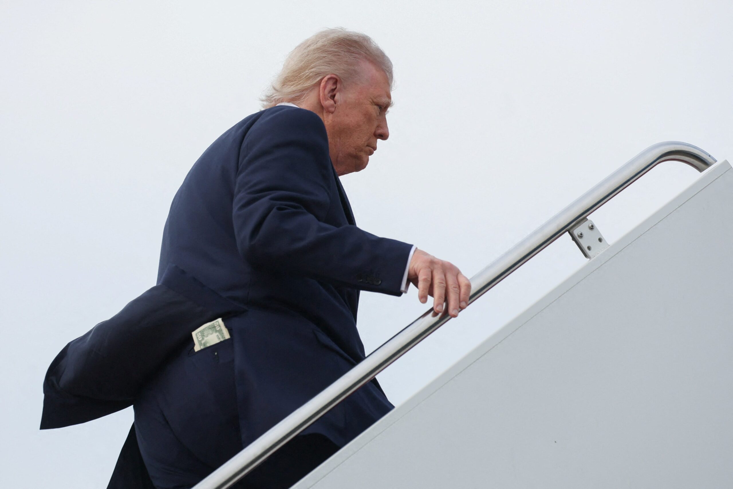 Donald Trump, Air Force One, Qatar, Boeing 747-8, Emoluments Clause, presidential library, Pam Bondi, David Warrington, foreign gifts, Middle East trip
