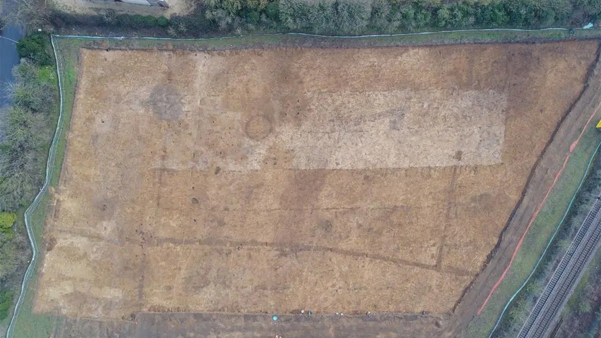 Bronze Age settlement, Suffolk, United Kingdom, archaeology, cremation cemetery, Europa Way, River Gipping, Ipswich, prehistoric, roundhouses, artifacts, pottery, agriculture, burials, Cotswold Archaeology, Oxford Archaeology, Suffolk County Council, Chris Thatcher, Neolithic, Iron Age, medieval, Philip Faircloth-Mutton, ancient history, archaeological discovery

