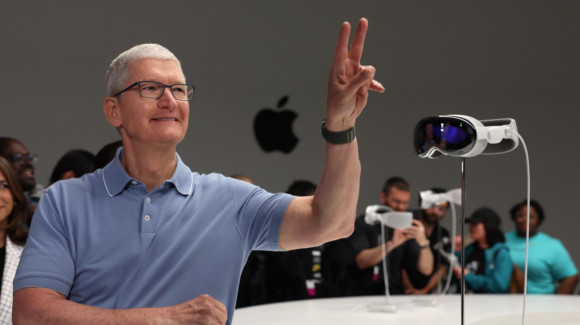 Apple BCI, Brain-Computer Interface, Synchron, Neuralink, Stentrode, Accessibility, iPhone, iPad, Vision Pro, Neural Signals, Brain Implant, ALS, Assistive Technology, Tom Oxley, FDA Approval, Mark Jackson, BCI Technology, Brain Signals, Paralysis, Jeff Bezos, Bill Gates
