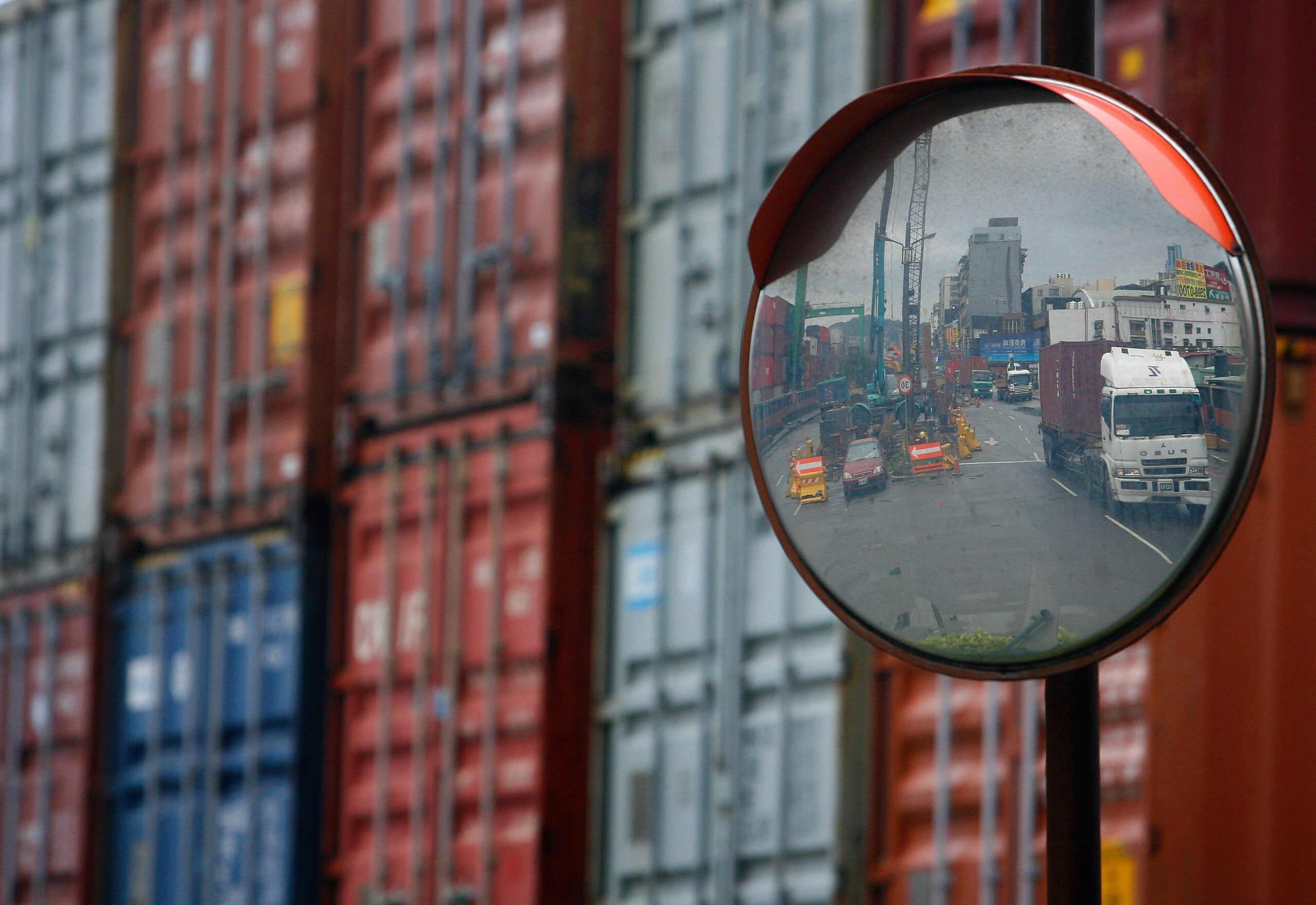 U.S. recession, tariff truce, Goldman Sachs, Barclays, J.P. Morgan, Federal Reserve, rate cuts, S&P 500, China trade, GDP growth, inflation, economic forecast
