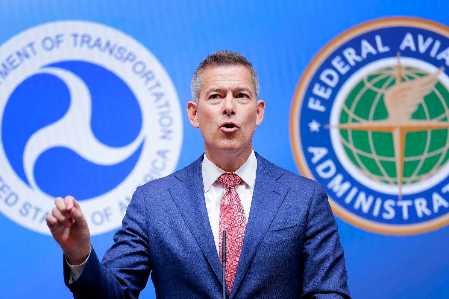 Sean Duffy, Newark Airport, flight safety, air traffic control, FAA, Department of Transportation, workforce shortages, outages, David Webb, LaGuardia Airport, Joe Biden, Elon Musk, Department of Government Efficiency, Robert F. Kennedy Jr., Gizmodo
