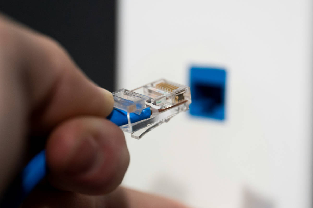 Home network, file sharing, printer sharing, NAS, network attached storage, Synology, RAID, backup, cloud storage, VPN server, home server, media server, Plex, Jellyfin, Minecraft server, Home Assistant, virtual machine, network security, Windows 10, Windows 11, SMB protocol, network devices
