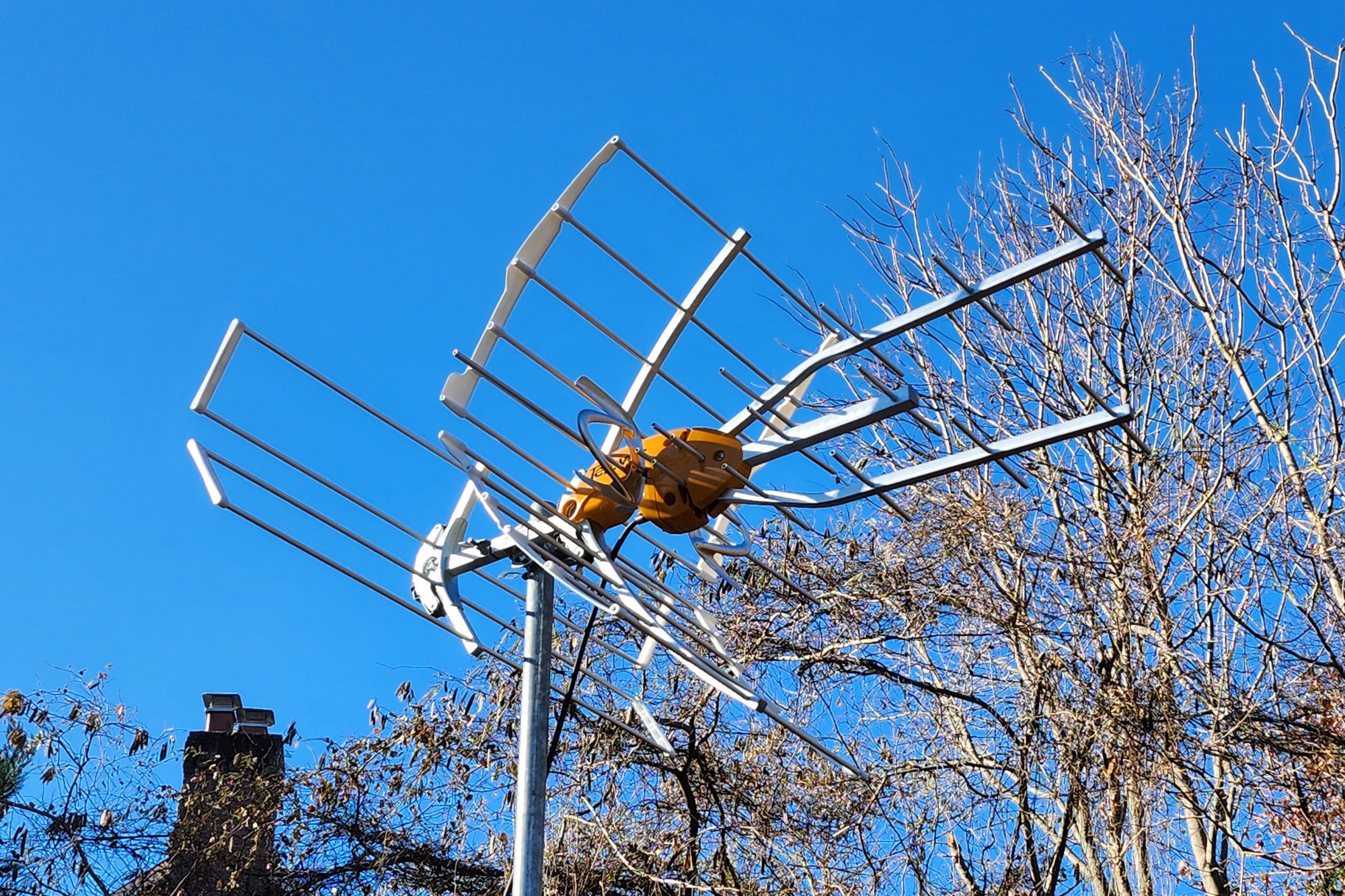 TV antenna, OTA antenna, over-the-air antenna, HDTV antenna, antenna reviews, best TV antenna, indoor antenna, outdoor antenna, attic antenna, roof-mounted antenna, antenna installation, antenna reception, signal strength, Rabbit Ears, coaxial cable, RG-6, OTARD, FCC regulations, free TV, broadcast TV, digital TV, TV channels, antenna amplifier

